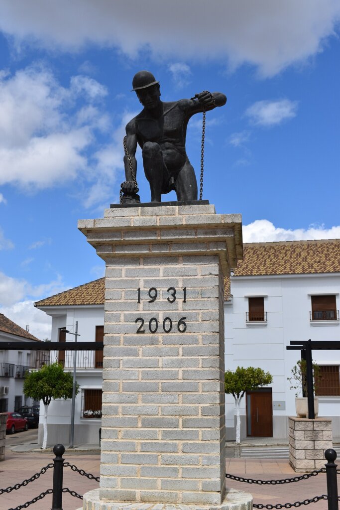 Monumento con estatua y las fechas 1931 y 2006 en una plaza de El Campillo
