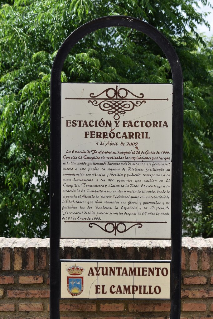 Panel municipal sobre la antigua estación y factoría del ferrocarril en El Campillo